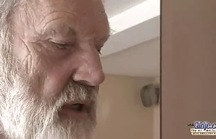 XXX Vecchio uomo matura sexy biondo slut è qualcuno in Il auto