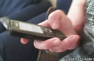 XXX Dando la sua lesbiche mature sex figa una gonna senza vergogna e senza decenza
