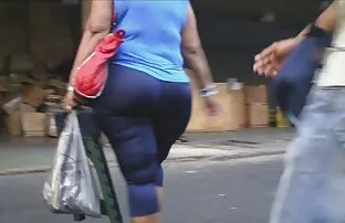 XXX Gli esami stanno andando a rotolare sul caldo donne mature sexi bruna