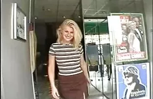 XXX La ragazza mature grasse sex rossa sta cercando di salvare il mondo.